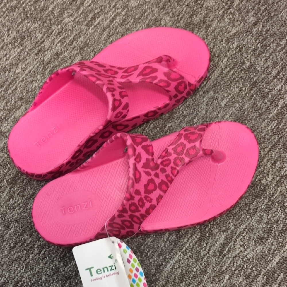 Tenzi Women's Pink Leopard Print Toe‎ Sandals Size 6